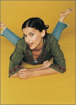 Nelly-Furtado-Feet-309583.jpg