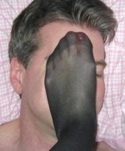 PE DA MINHA MULHER EM COLLANTS NA CARA ANTES DE FOOTJOB.JPG