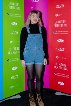 Maisie-Williams-legs1.jpg