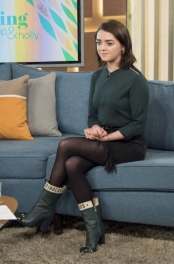 Maisie-Williams-legs2.jpg