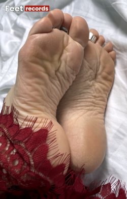 Kitty Pretty Feet Soles 03a.jpg