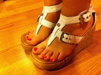 gabriela-barros-feet-photos-002.jpg