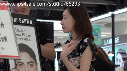 4k -Beauty makes up and dips dirty feet in sandals.mp4_snapshot_00.01.545.jpg