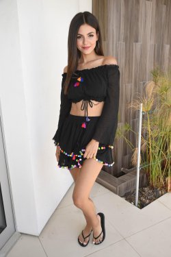 Victoria-Justice-Feet-2844576.jpg