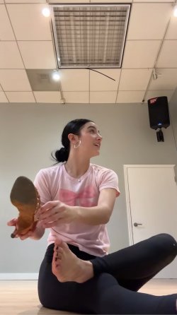 Charli-DAmelio-Feet-8555550.jpg