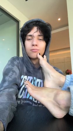 Charli-DAmelio-Feet-8555566.jpg