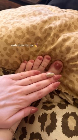 Makenna-Kelly-Feet-8533157.jpg