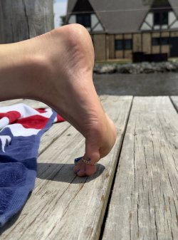img_5082_friends_barefeet_suntanning_by_midwestcandidfeet_dir4g9e.jpg