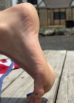 img_5083_friends_barefeet_suntanning_by_midwestcandidfeet_dir4g9a.jpg