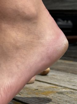 img_7699_friends_heel_up_close_by_midwestcandidfeet_dk7s41q.jpg